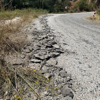 Asfalt Yol Ve Trafik Levhalarının Bozulması Ölümcül Tehlike Yaratıyor