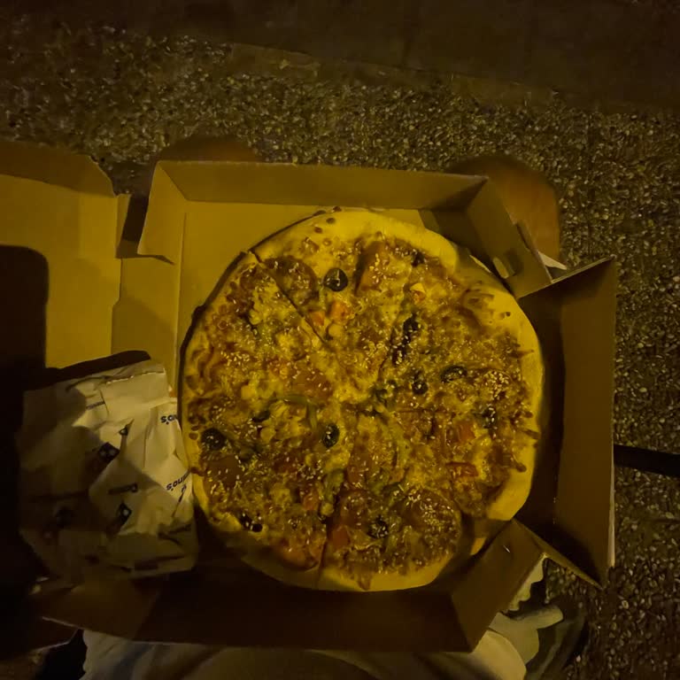 Orta Boy Pizza Ücreti Ödedim, Küçük Boy Gelen Siparişte Çözüm Bulamadım