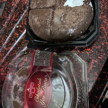 BİM'den Satın Alınan Çikolatalı Pastada Küf Ve Zehirlenme Riski