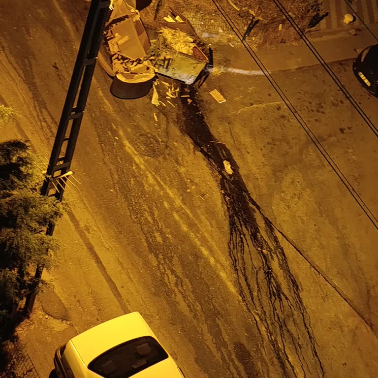 Kırık Çöp Konteyneri Çevre Kirliliği Ve Kötü Kokuya Yol Açıyor