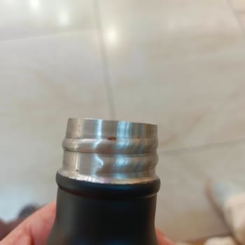 Oxidación de botella comprada en Miniso, solicito cambio o reembolso