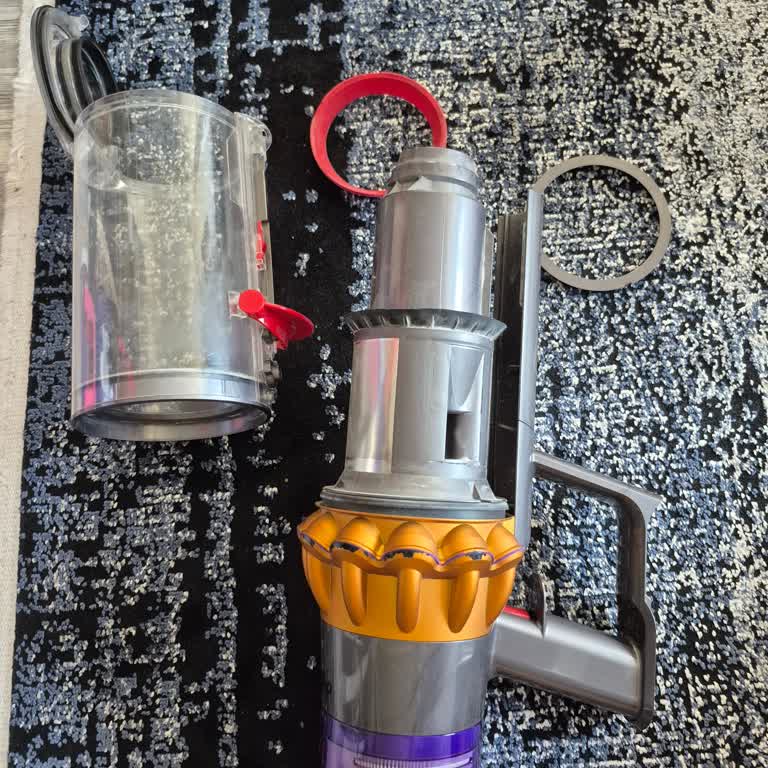 Dyson V15 Süpürge Haznesi Parçaları Yerinden Çıktı, Ücretsiz Değişim Talebi