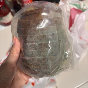 Migros'tan Küflü Ekmek Gönderimi: Kontrol Eksikliği Ve İade Talebi