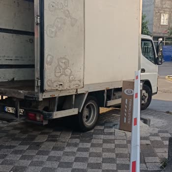 Aras Kargo Araçları Bariyeri Zedeledi, Site Önü Kirli Bırakıyor
