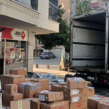 Aras Kargo Araçları Bariyeri Zedeledi, Site Önü Kirli Bırakıyor