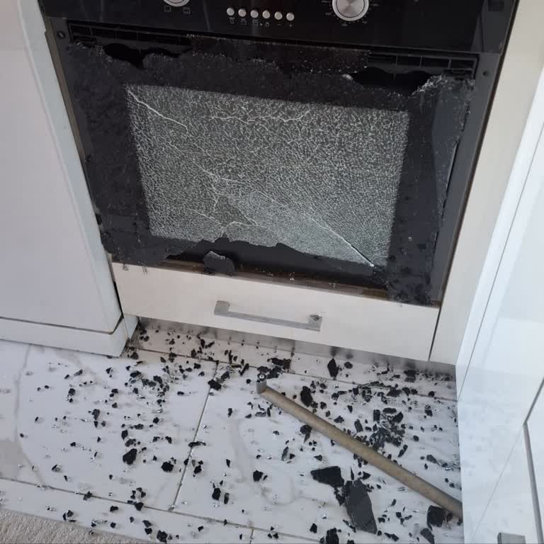 Vinola Fırını Camı Aniden Patladı Çocuklar Tehlikede