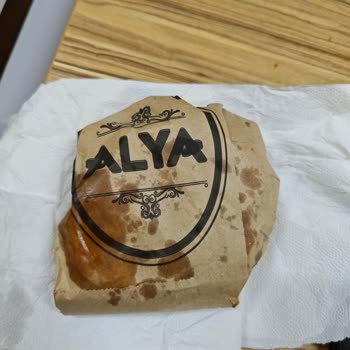 Alya Market'te Satın Alınan Poğaçanın İçinde Böcek