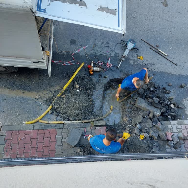 Bağcılar 202. Sokağındaki Sürekli Su Kaçakları Uyku Ve Binaya Zarar Veriyor