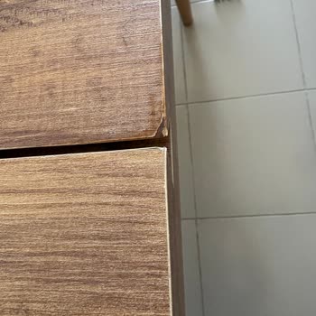 Kırık Masa Ve Kusurlu Sandalyeler İçin Hemen Değişim Ve Tam İade Talebi