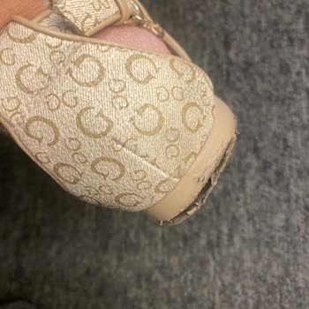 Guess Sandaletlerinde Üretim Hatası Ve Müşteri Hizmetlerine Ulaşılamaması