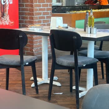 Teras Kapalı Bilgi Verilmedi, Masalar Kirli Ve Garson İlgisiz