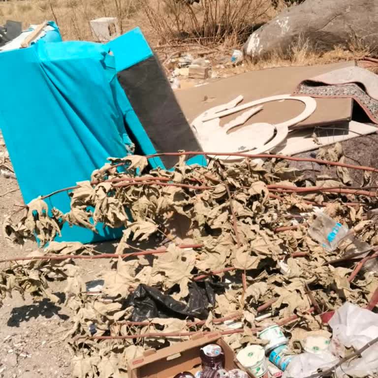 Örnekköy Sokakta Çöp Konteynerlerinin Çevresindeki Atık Ve Molozlar Temizlenmiyor