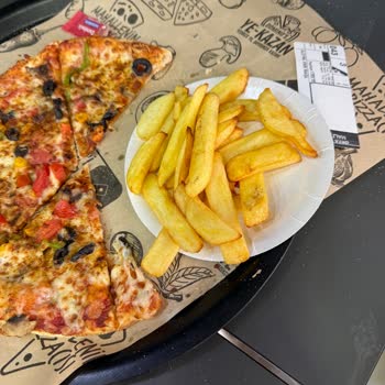 Küçük Pizza, Yüksek Sesli Müdür Ve Hijyen Sorunları