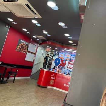 Küçük Pizza, Yüksek Sesli Müdür Ve Hijyen Sorunları