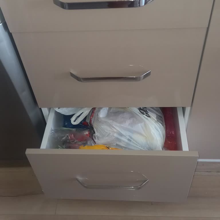 Çekmeceler Kapanmıyor, Fren Aparatları Kırıldı Ve Yedek Parça Bulunamıyor