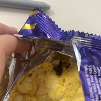 Cips Paketi Üzerindeki Siyah Lekeler Ve Bozuk Görüntü Hijyen Şikayeti