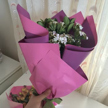 Pembe Buket Görseldekiyle Uyuşmayan Solmuş Çiçekler