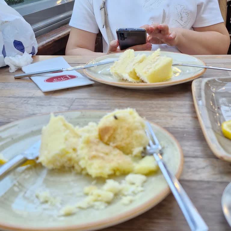 Bayat Ve Bozuk Limonlu Pasta, Çözüm Sunmayan Mağaza