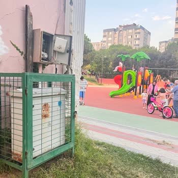 Başakşehir Birinci Etap Çocuk Parkında Açık Kablolar Ve Bozuk Ekipmanlar