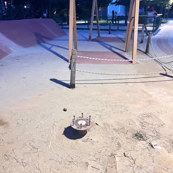 Başakşehir Birinci Etap Çocuk Parkında Açık Kablolar Ve Bozuk Ekipmanlar