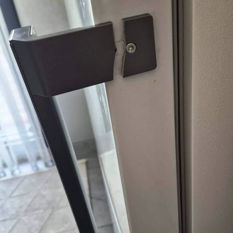Grundig Buzdolabının Kapı Kolu Kırıldı, Ücretsiz Servis Talep Ediliyor