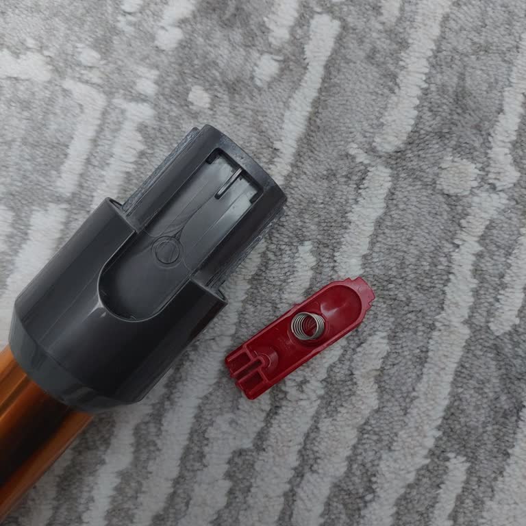 Dyson V10 Süpürge Boru Klipsi Kırıldı Ücretsiz Tamir Talebi