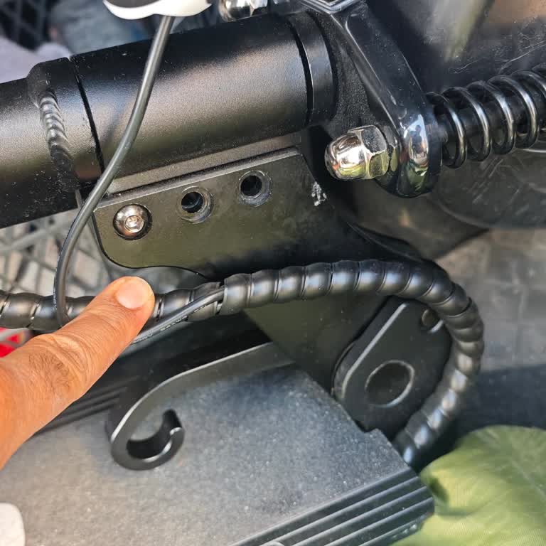 Ankara Optimum AVM Media Markt Scooter’da Katlama Menteşesi Vidaları Eksik