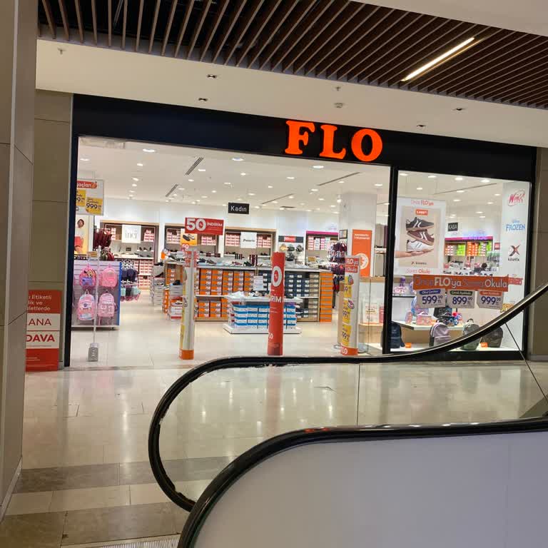 FLO Mağazasında Kasayı Kapalı Saatte Müşteri Geri Çevrildi