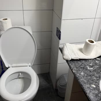 Oda Fotoğraflarıyla Uyuşmayan Kirli Oda Ve Kaba Personel