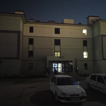 Geç Saatlerde Yanık Kalan Sokak Lambaları Enerji İsrafına Yol Açıyor