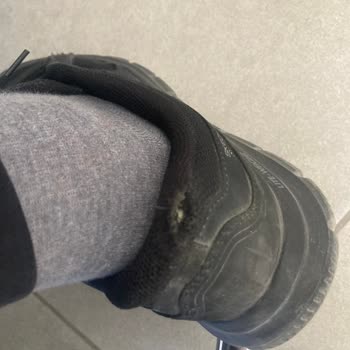 Skechers Ayakkabısının Topuk Bölümünde Erken Yırtılma Ve Değişim Talebi
