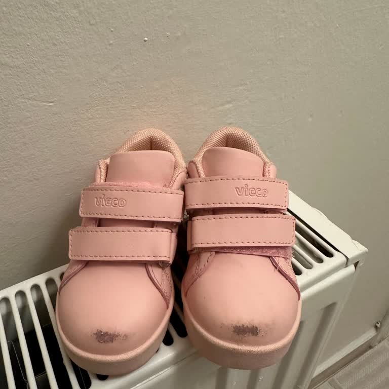 Vicco Pembe Çocuk Ayakkabısının Deri Kısmı Tek Gün Kullanımda Soyuldu