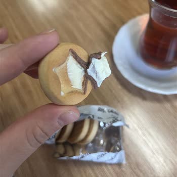 Biscolata Ürününde Çikolata Dağılmış Ve Ambalaj Sızıntılı