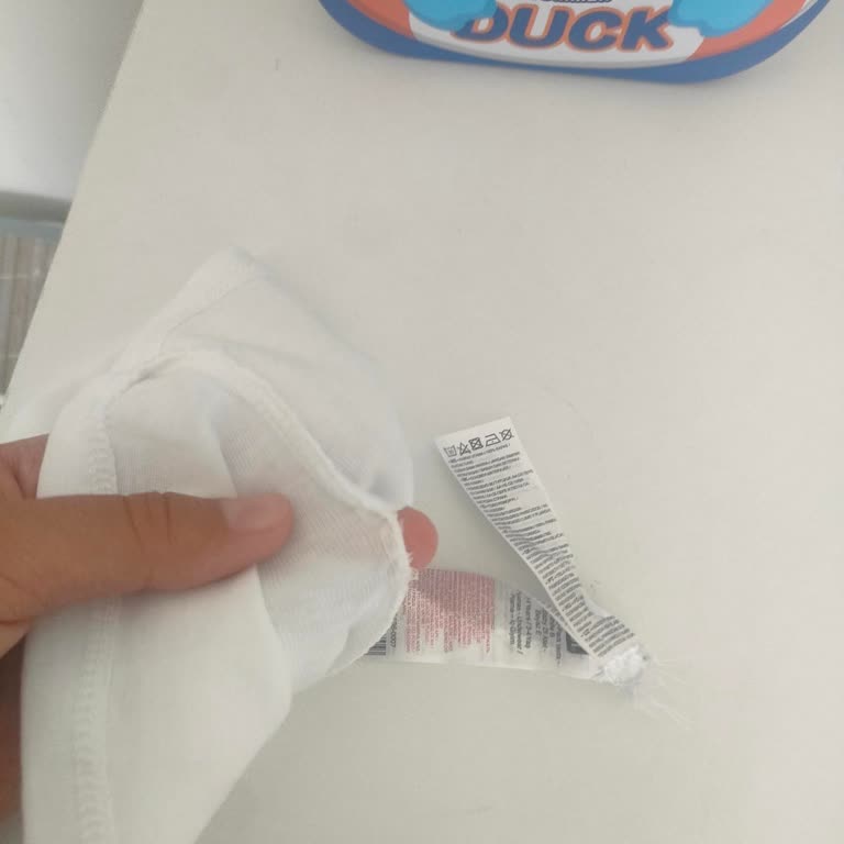 Bebek Kıyafetlerindeki Büyük İç Etiketler Deri Hassasiyetini Bozuyor Ve Ürünü Yırtıyor