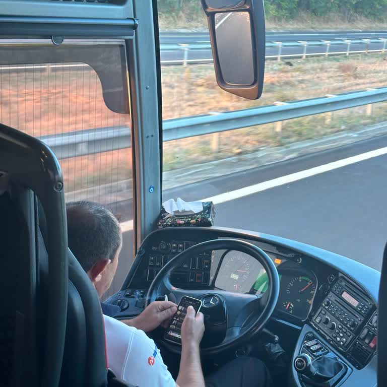 Şoförün Sigara İçmesi Ve Telefon Kullanması Yolculuk Güvenliğini Tehlikeye Attı