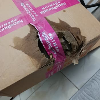 Kargo Paketi Hasar Görmüş Ve Ürün Aktı: Hijyen Sorunu
