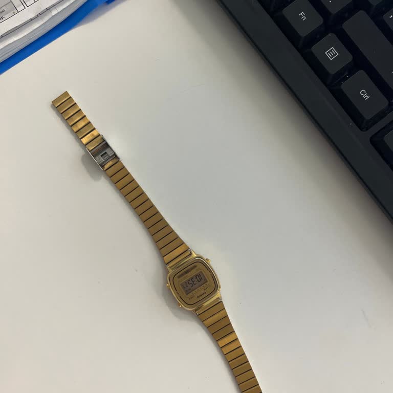 Casio Saatimde Renk Değişimi Ve Kordon Soyulması, Satıcı Çözüm Reddetti