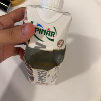 Son Kullanma Tarihi Geçmemiş Sütte Pütür Parçalar Ve Beyaz Kalıntılar