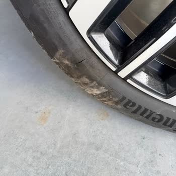 Sıfır Volvo XC60'da Şanzıman Arızası Ve Lastik Hasarı, İkame Araç Sağlanamıyor