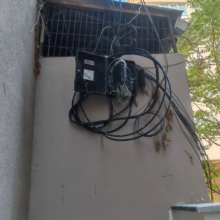 TurkNet Dağıtım Kutusu Ve Kablolarının Güvensiz Konumu Dış Cephe Kaplamasını Engelliyor
