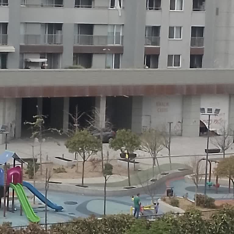 Beylikdüzü Çocuk Parkında Motosiklet Hızı Çocukları Tehlikeye Atıyor