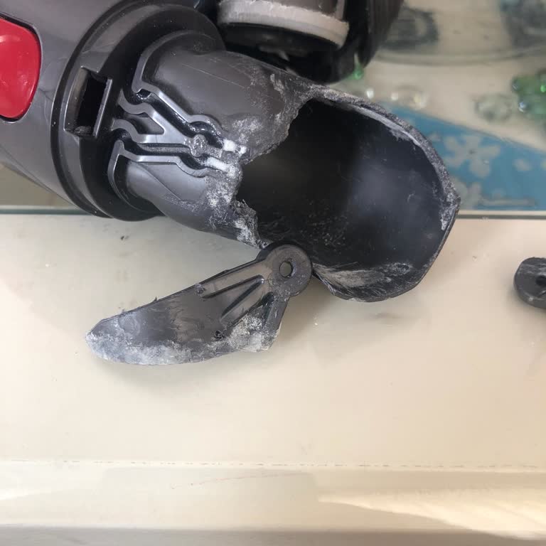 Dyson V10 Başlık Dirseği Normal Kullanımda Kırıldı, Ücretsiz Parça Değişimi Talep Ediyorum
