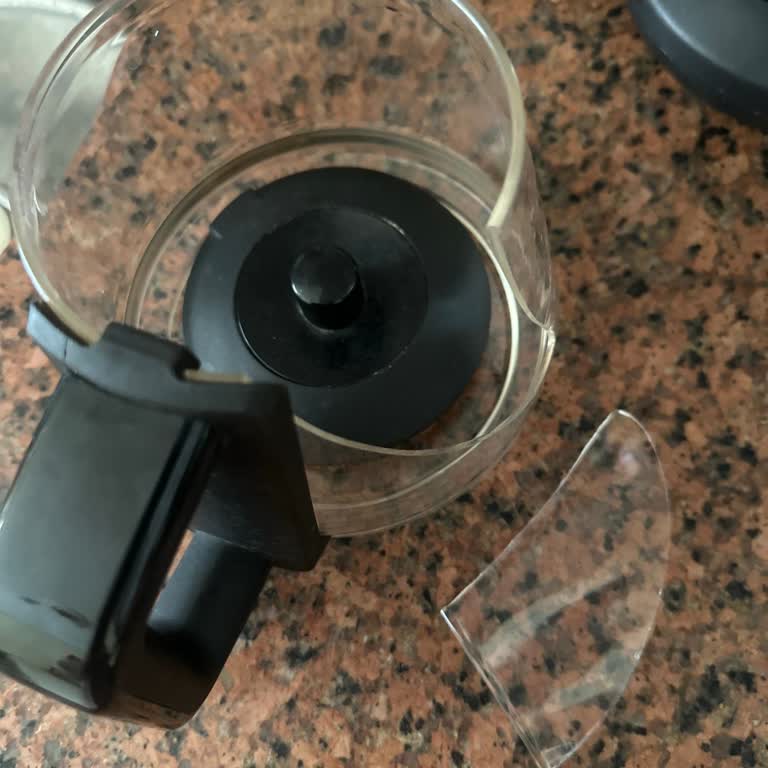Arzum Çay Makinesinde Tasarım Hatası: Kapak Hazneye Düşüp Cam Demlik Kırıldı