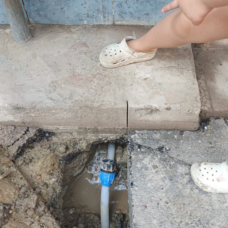 Bursa'da Açık Bırakılan Çukur Ve Su Kesintisi Nedeniyle Aile Mağduriyeti