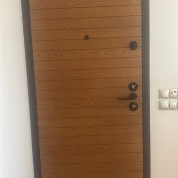 Kilitli Kapı Ve Yanıtsız Servis, N**** Ticaret Ve Sur Çelik Kapı’dan Değişim Talebi