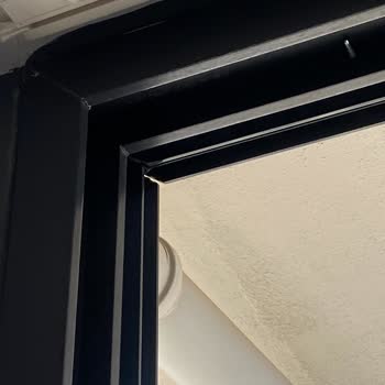 Balıkesir Edremitte Ege Pen Deceuninck Firmasının Kırılan Balkon Camı Garanti Kapsamında Değişim