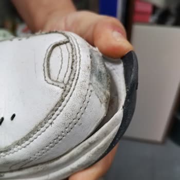 Nike Ayakkabısındaki Üretim Hatası Ve Yetersiz Mağaza İncelemesi