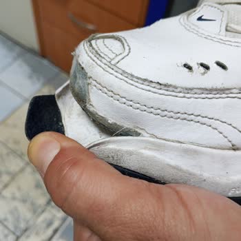 Nike Ayakkabısındaki Üretim Hatası Ve Yetersiz Mağaza İncelemesi