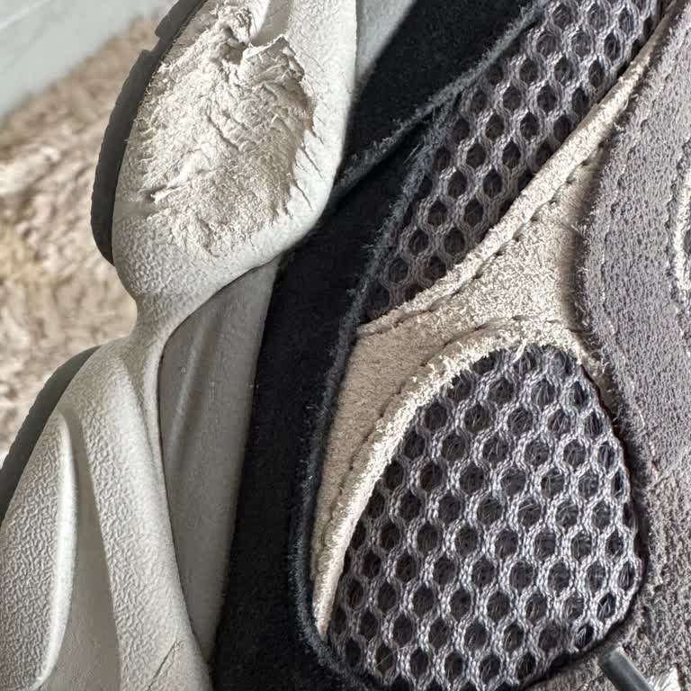Az Kullanılmış New Balance Ayakkabısında Üretim Hatası