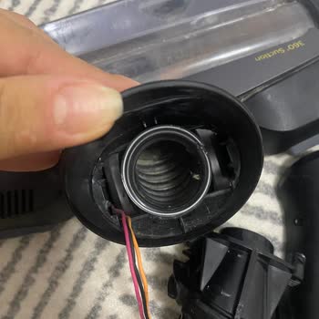 Philips Aquaplus 8000 Dikey Süpürge Başlık Bağlantısının Plastik Kalitesizliği Nedeniyle Kırılması Ve Tasarım Hatası